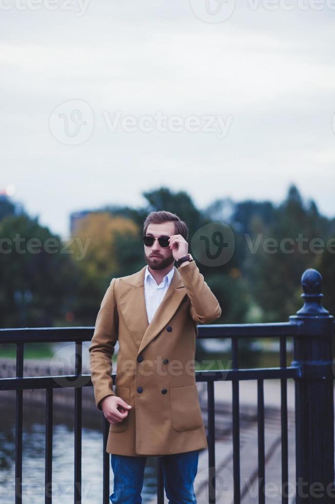 hübscher junger Mann im Herbstmantel foto