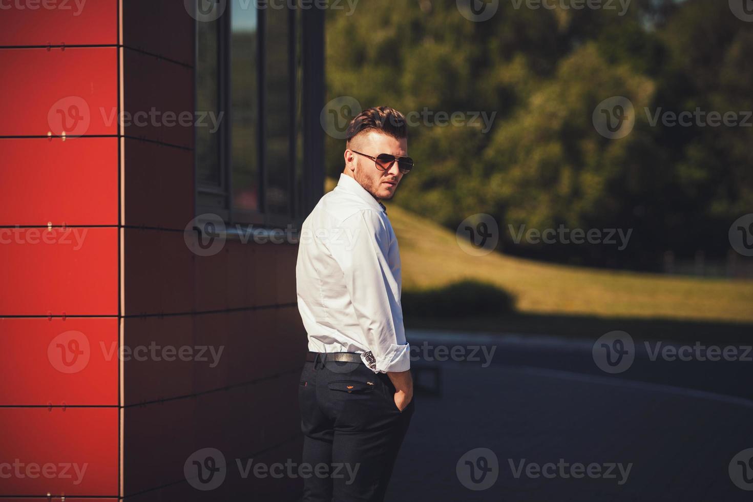 gutaussehender Mann mit Hemd und Brille foto