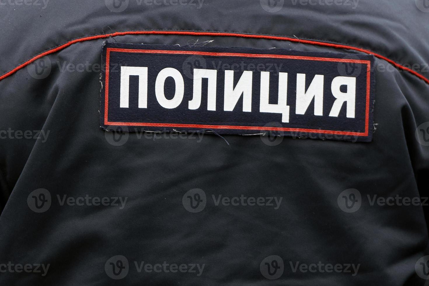 Der Rücken des russischen Polizisten ist mit einem Emblem hautnah foto