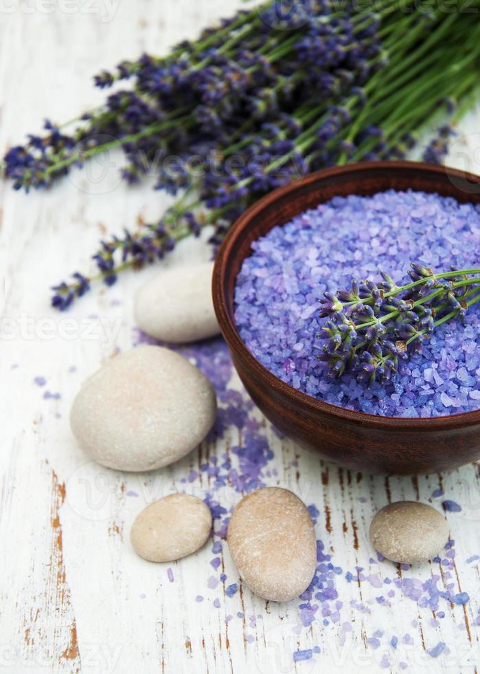 Lavendel und Massagesalz foto