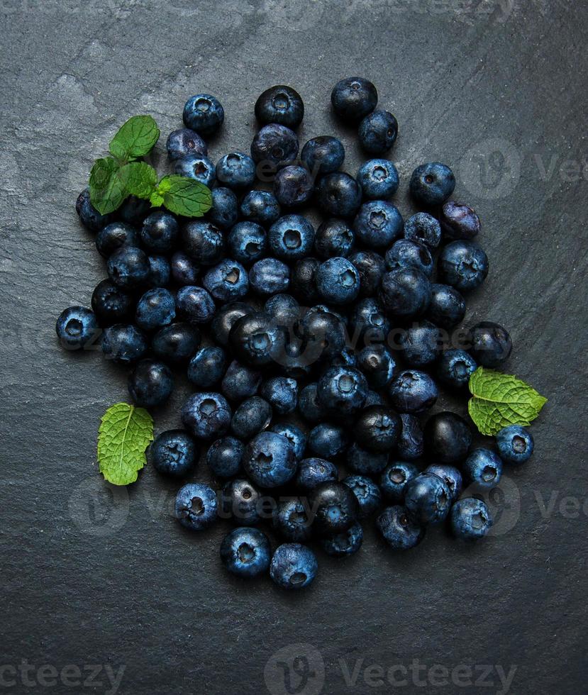 frische Heidelbeeren auf einem Steinhintergrund foto