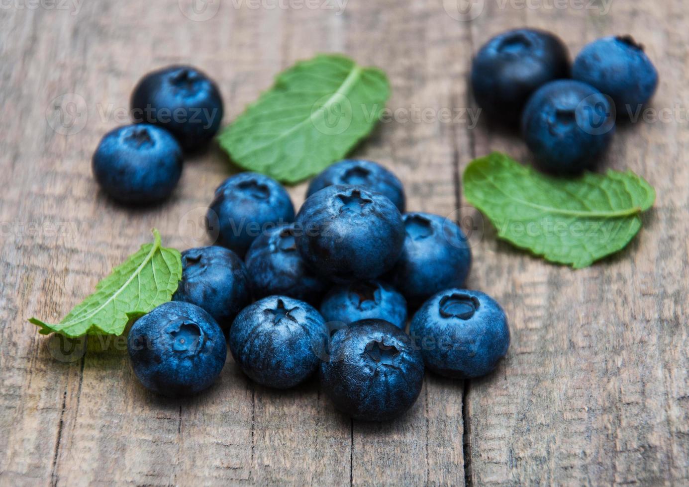 frische Heidelbeeren auf einem Tisch foto