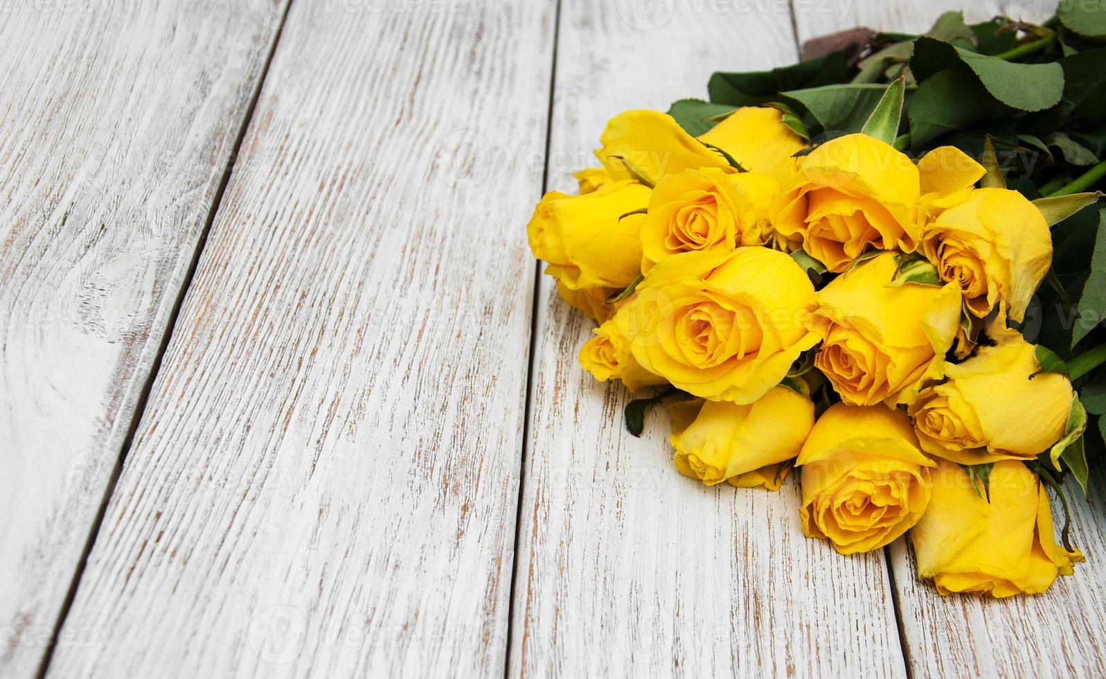 gelbe Rosen auf einem Tisch foto