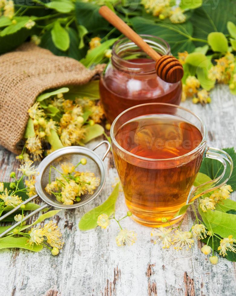 Tasse Kräutertee mit Lindenblüten foto