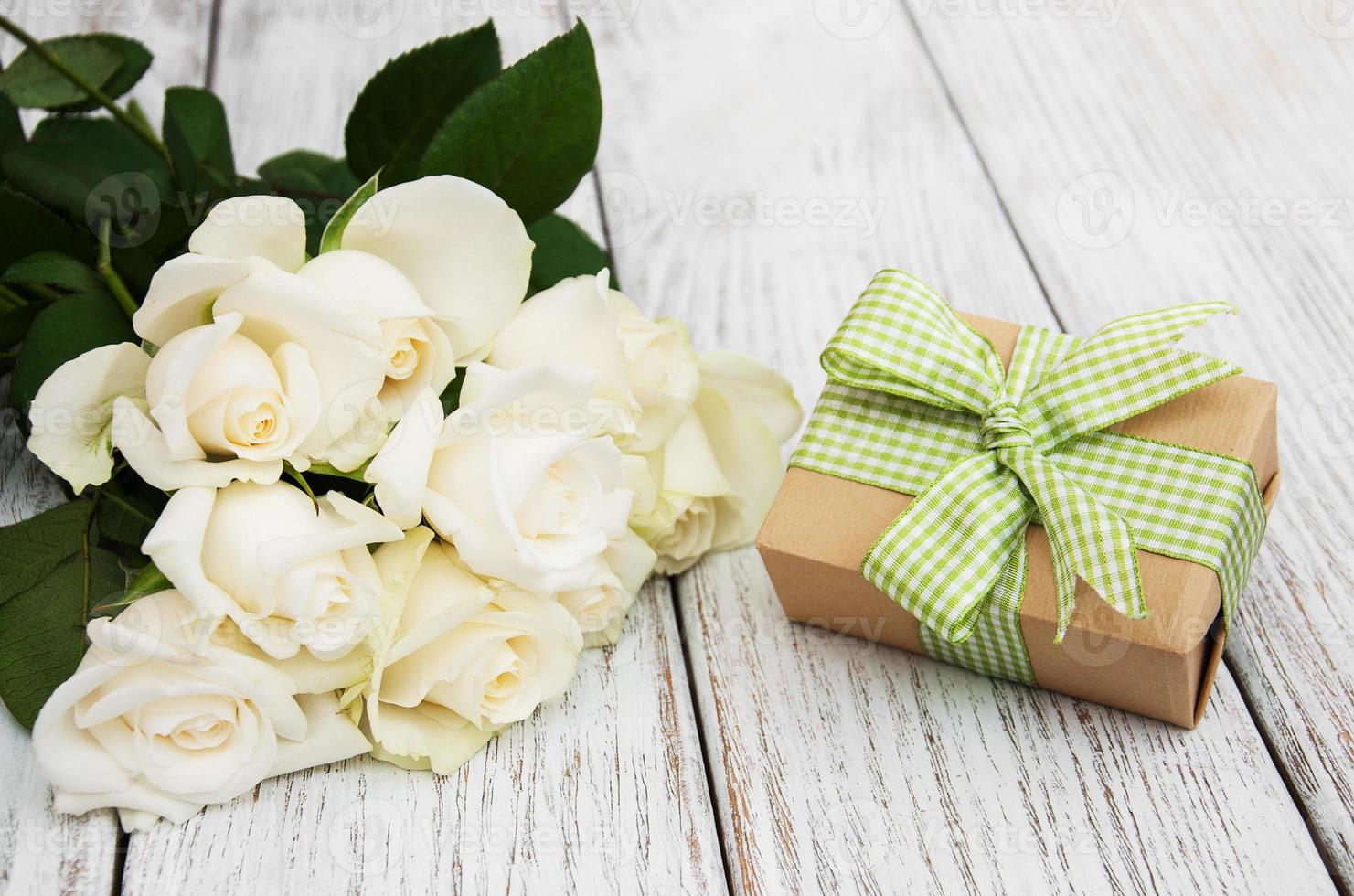 weiße Rosen und Geschenkbox foto