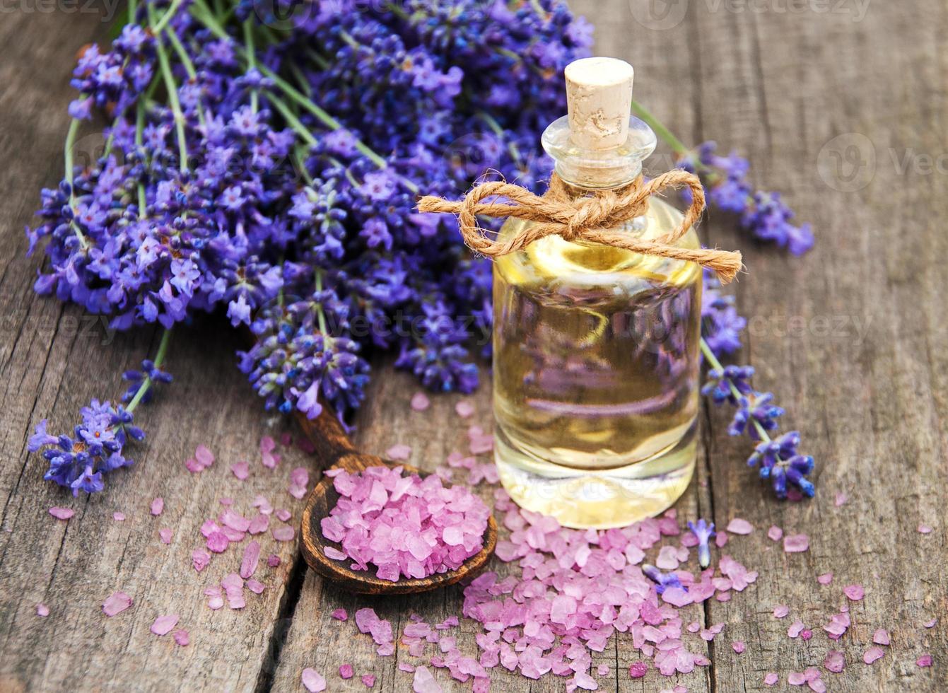 Lavendel und Massageöl foto