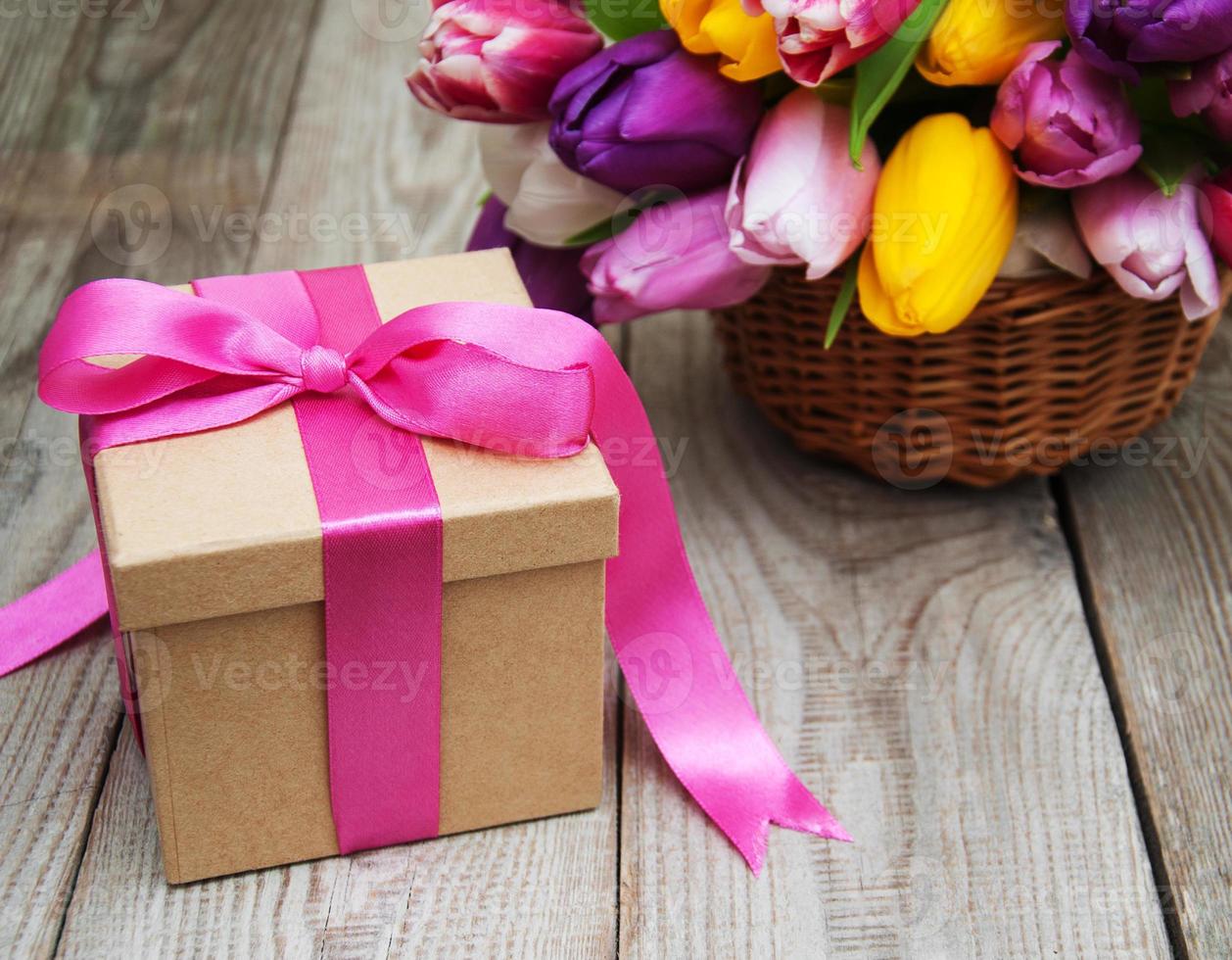 frühlingstulpen blumen und geschenkbox foto