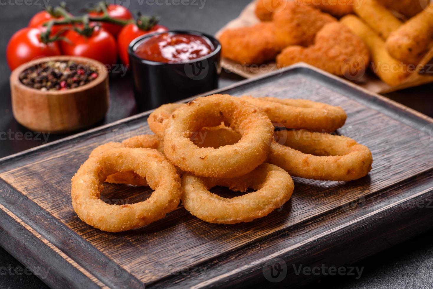 hausgemachte knusprig gebratene Zwiebelringe mit Tomatensauce foto