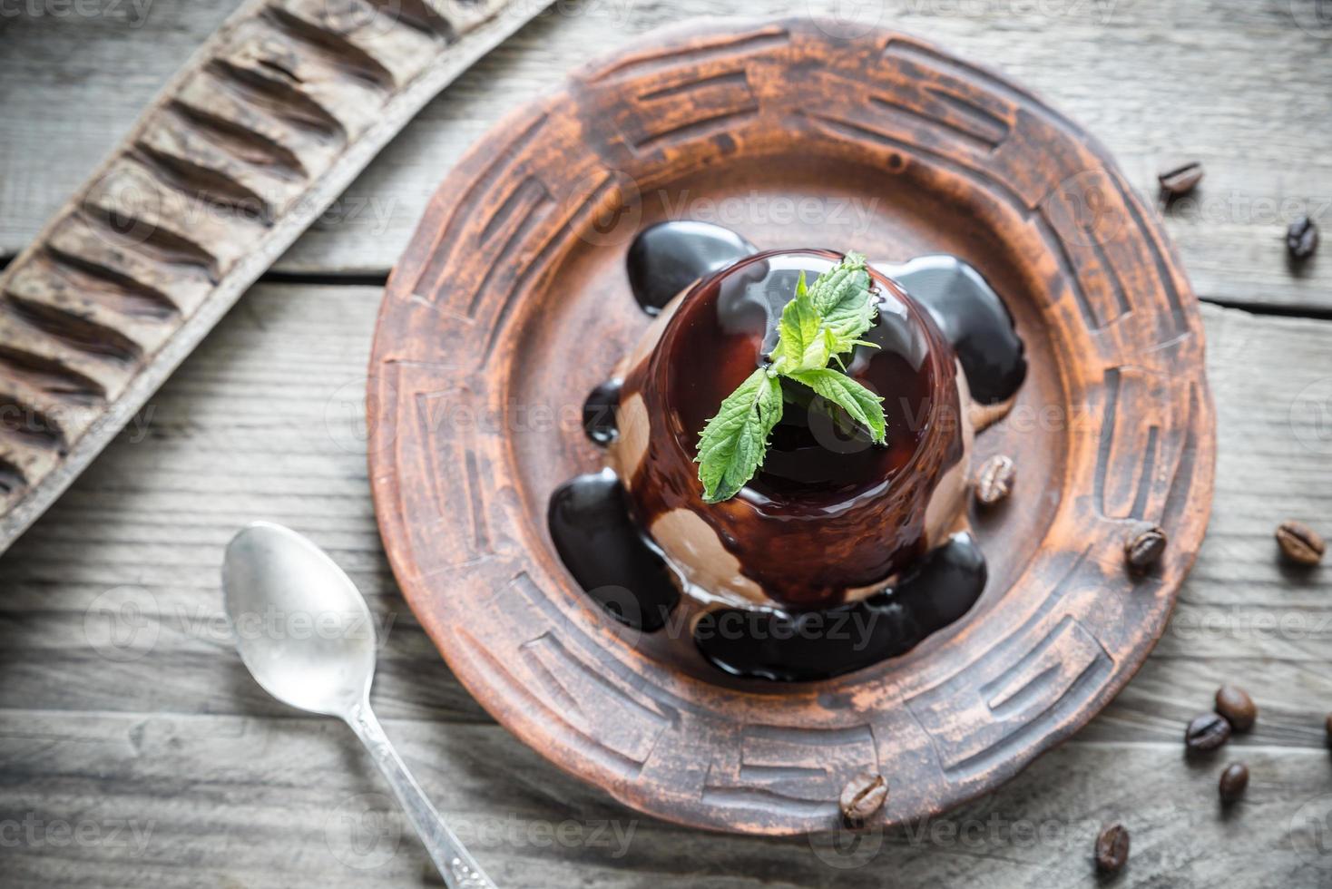 Kaffee Panna Cotta unter Schokoladenbelag foto