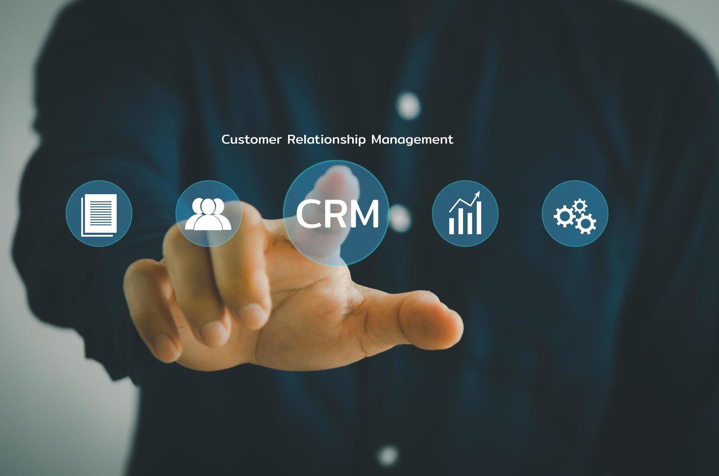 hand berühren crm kundenbeziehungsmanagement-automatisierungssystem software. geschäftstechnologie auf virtuellem bildschirmkonzept. foto