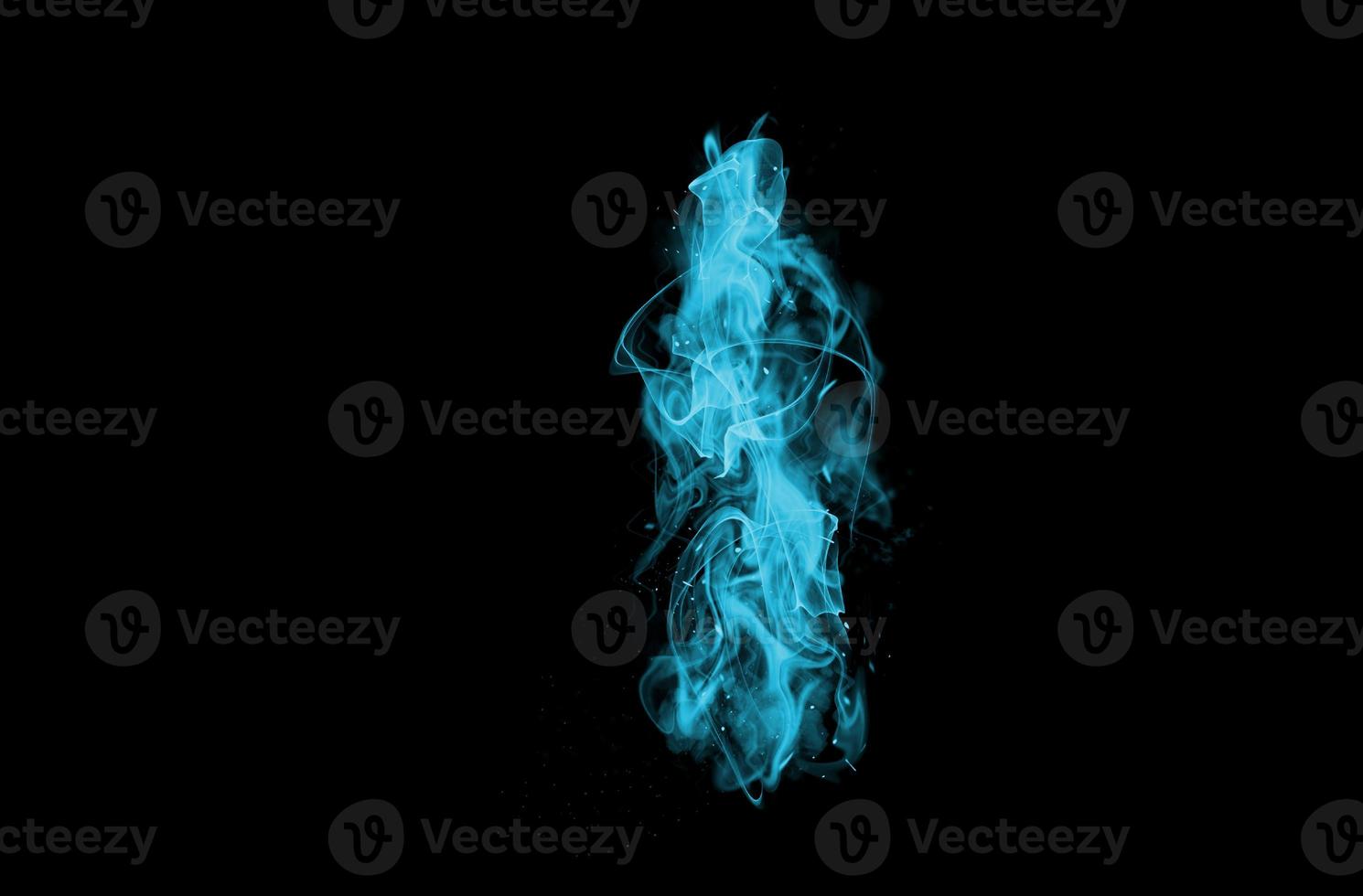 abstrakte hellblaue rauchdampfströmung realistische staubüberlagerung strahl feuereffekt lichttextur auf dunkelschwarz. foto