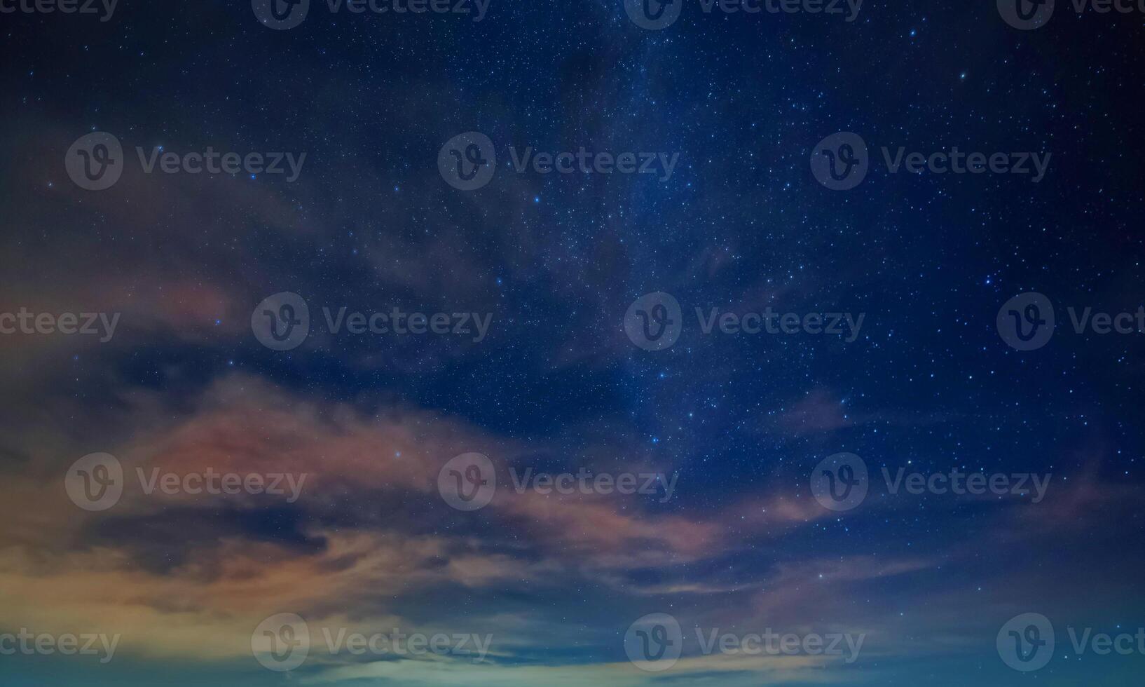 hellblauer himmel mit einigen wolkenoberfläche abstrakter fluss donner weiße wolken im blauen himmel. foto