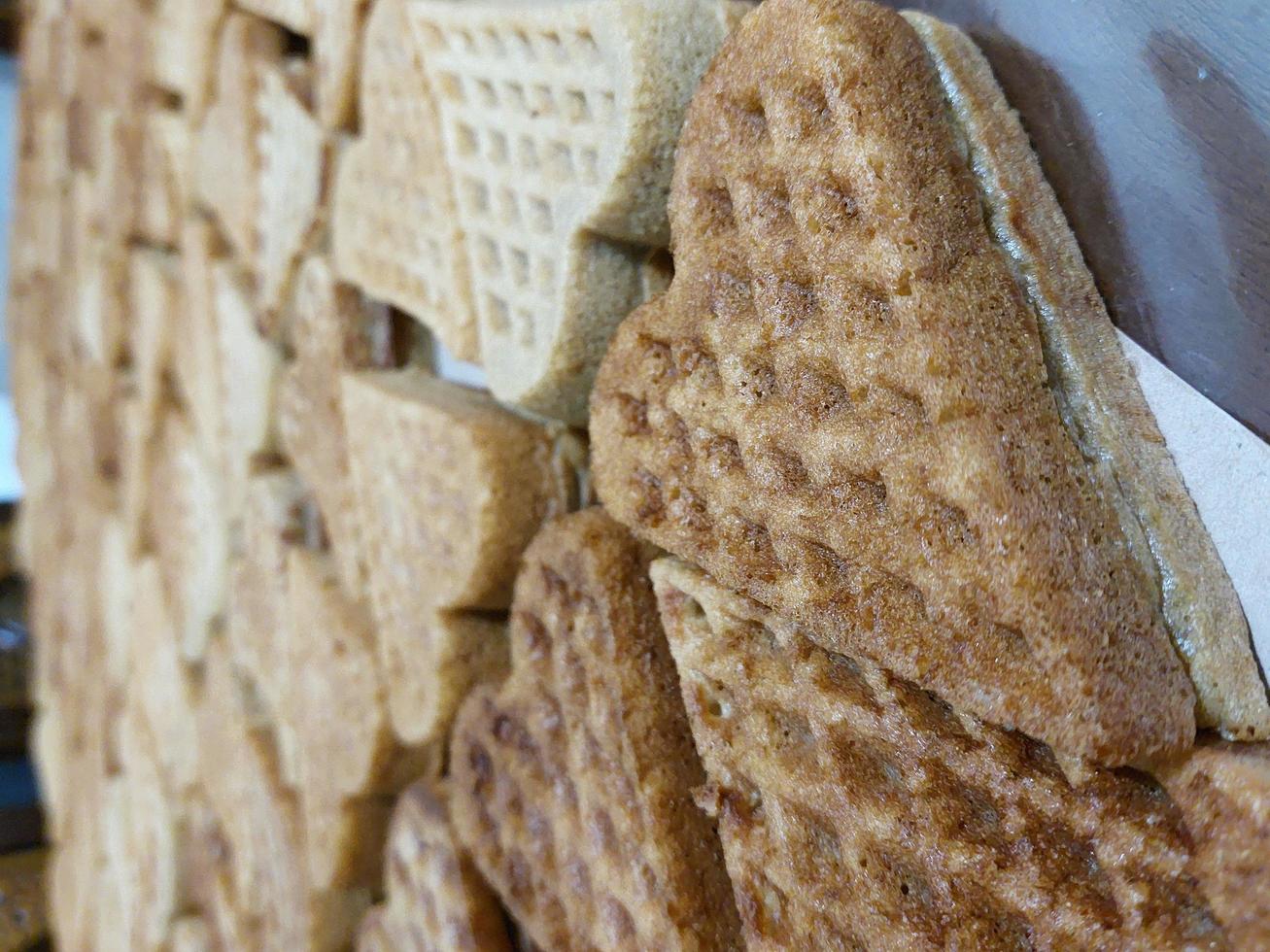 dieser herzförmige schokoladenwaffelkuchen ist ein typisch indonesischer kuchen, besonders in der stadt sumenep foto