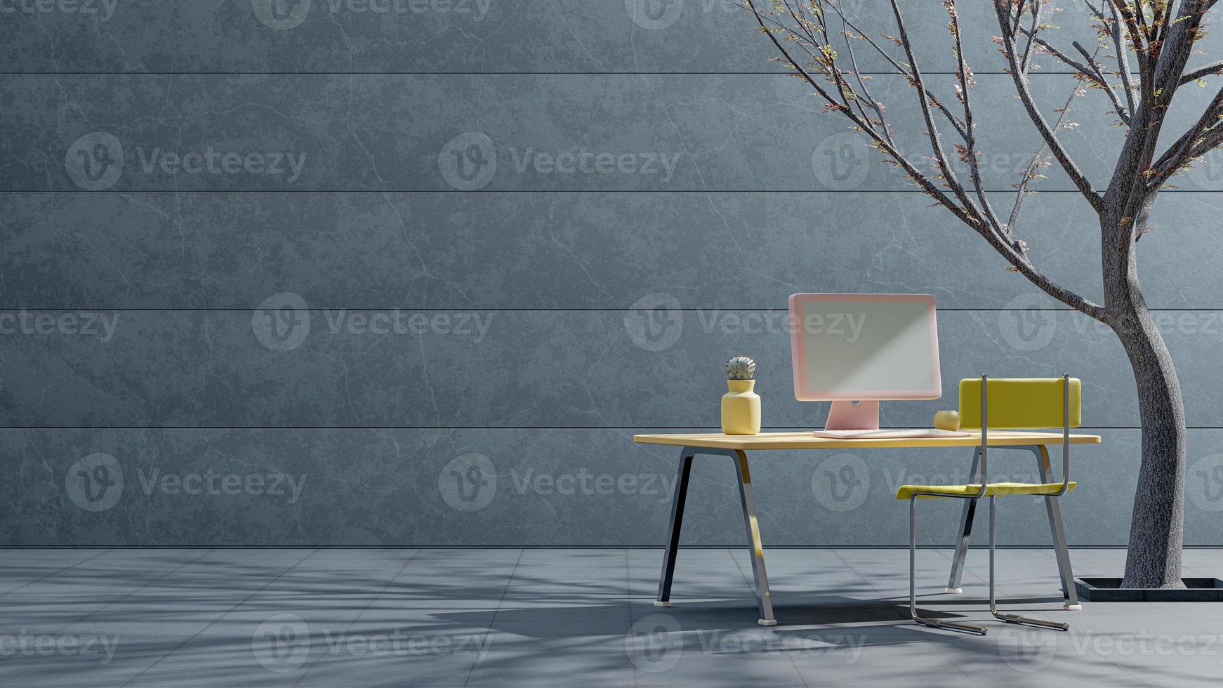 rosafarbener Computer auf gelbem Schreibtisch neben Wand mit Pflanze daneben. Seitenlicht beschattet die Bäume. platz für banner- und logohintergrund. 3D-Rendering. foto