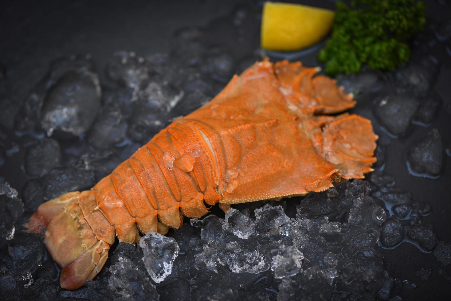 Rock Lobster Moreton Bay Bug, Flathead Hummer Garnelen auf Eis, frischer Pantoffel Hummer Flathead gekocht zum Kochen in der Küche des Fischrestaurants oder der Meeresfrüchte-Marke foto