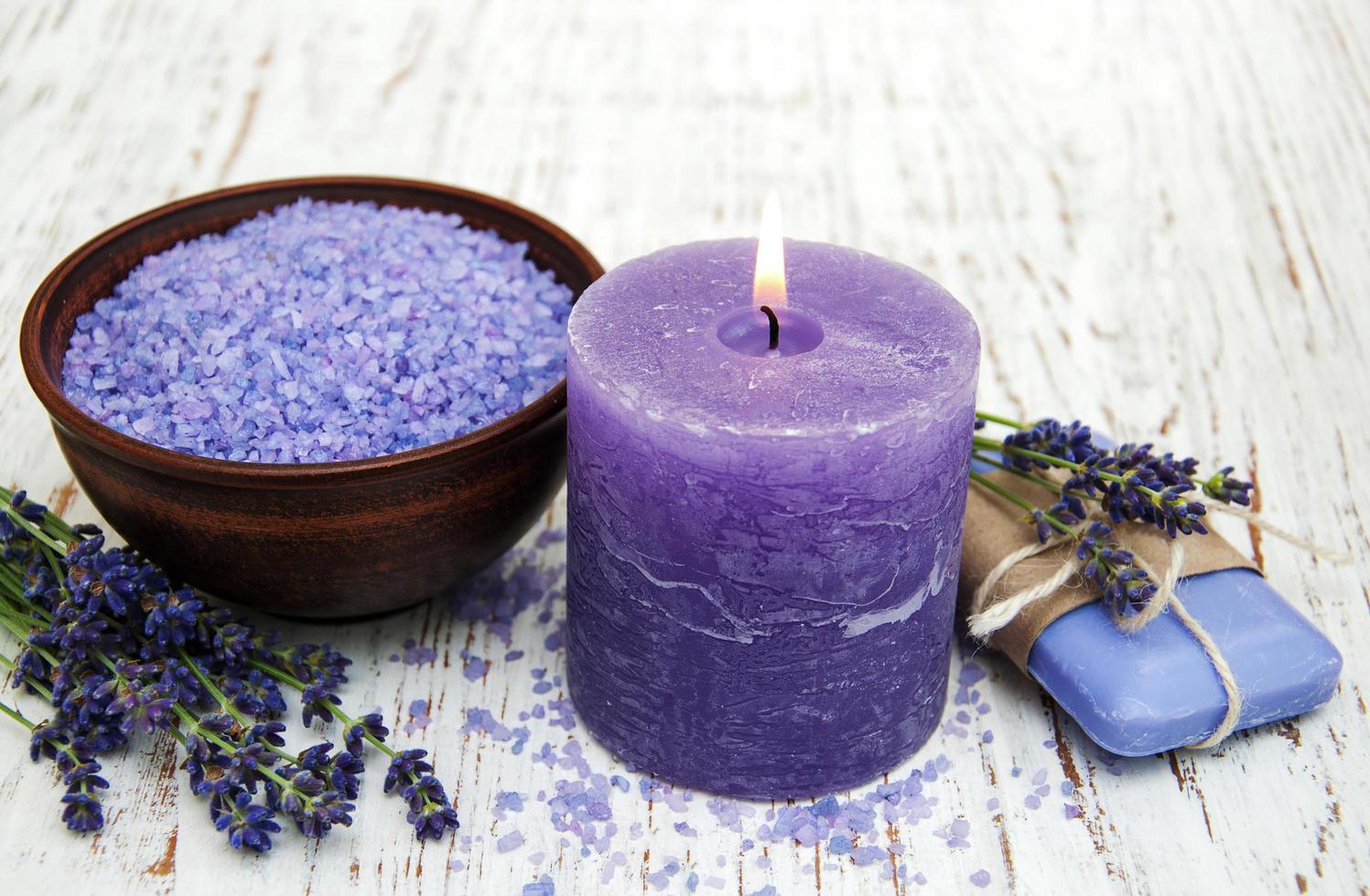 Lavendel, Meersalz und Kerze foto