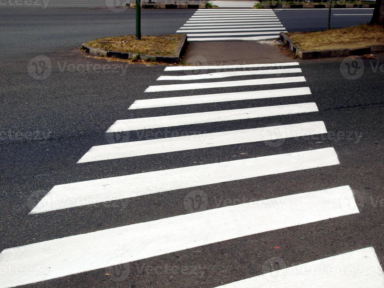 Zebrastreifenzeichen für eine Fußgängerkreuzung foto