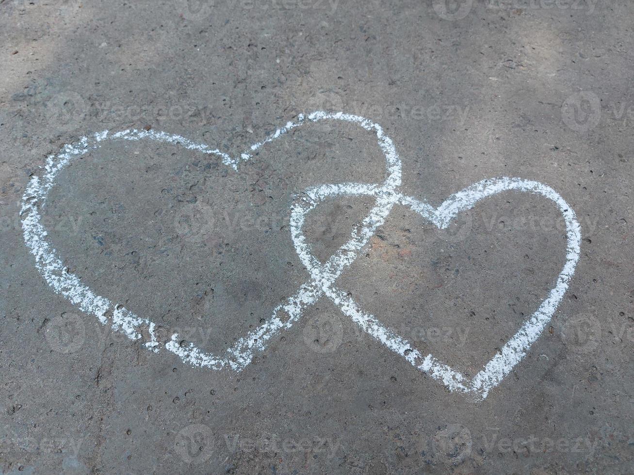 Paar Herz mit Kreide auf den Asphalt gezeichnet. Liebeserklärung. banner valentine, kinderkreativität sommer foto