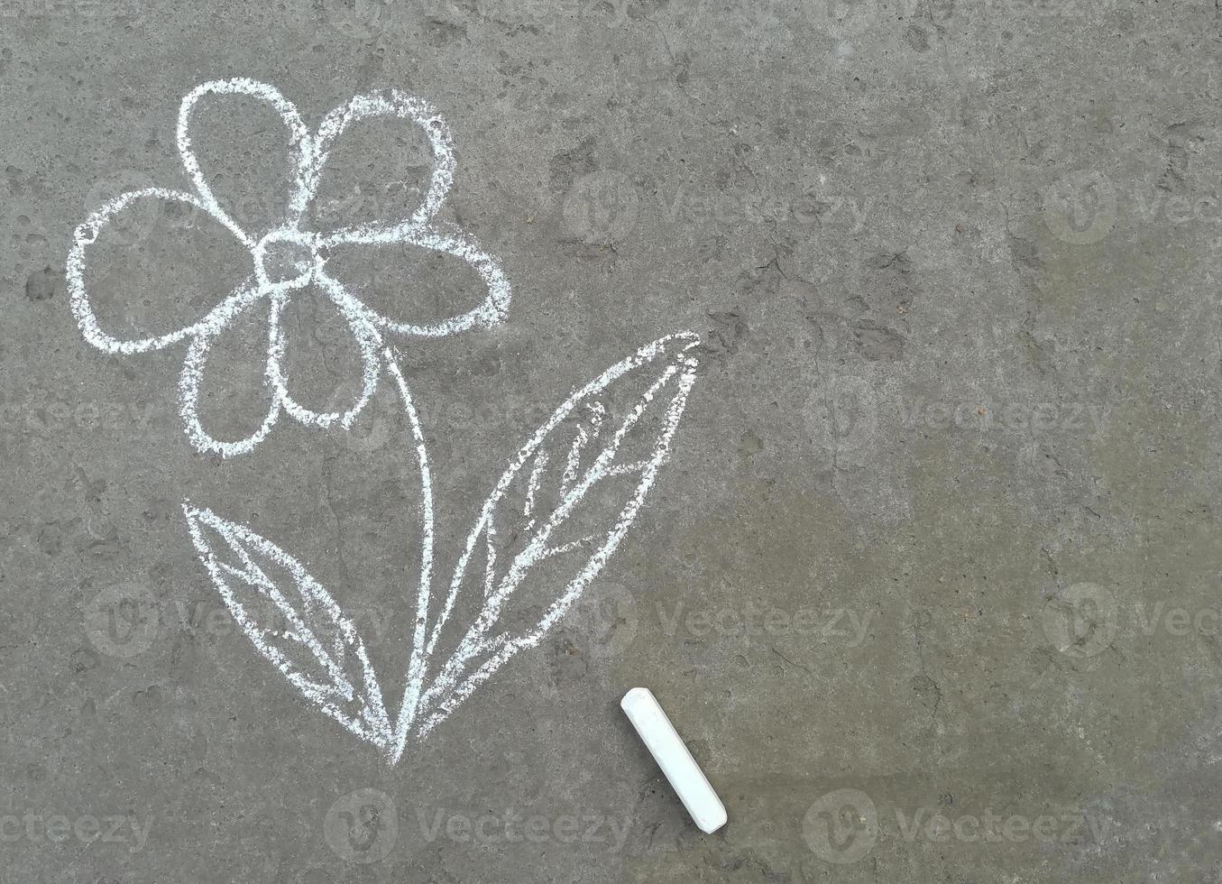 Blume wird mit Kreide auf den Asphalt gezeichnet. Sommer. bannerplatz für text, kinder, kreativität, kopierraum foto