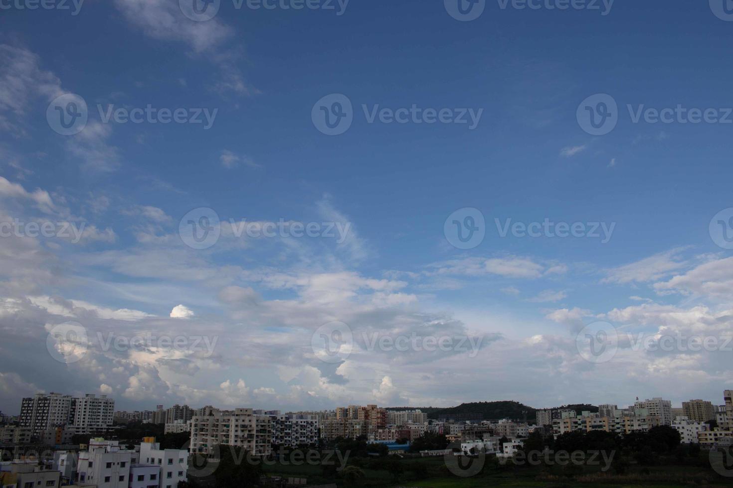 sommer blauer himmel wolkensteigung hellweißer hintergrund. schönheit klar bewölkt in sonnenschein ruhig hell winterluft hintergrund. düstere lebendige cyanfarbene landschaft in der umgebung tag horizont skyline blick frühlingswind foto