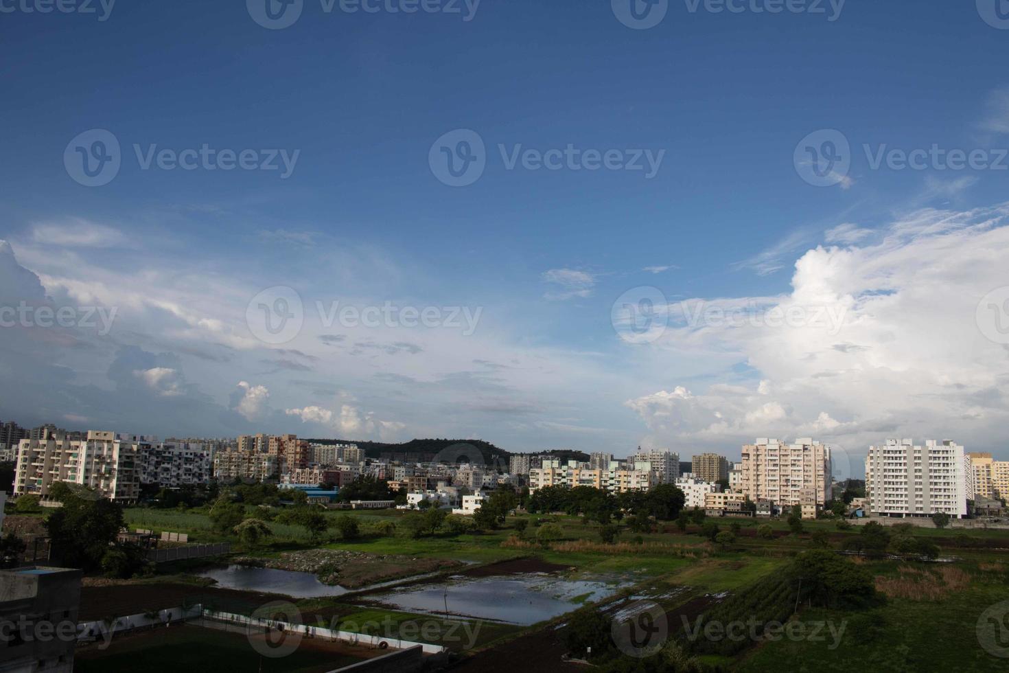 sommer blauer himmel wolkensteigung hellweißer hintergrund. schönheit klar bewölkt in sonnenschein ruhig hell winterluft hintergrund. düstere lebendige cyanfarbene landschaft in der umgebung tag horizont skyline blick frühlingswind foto