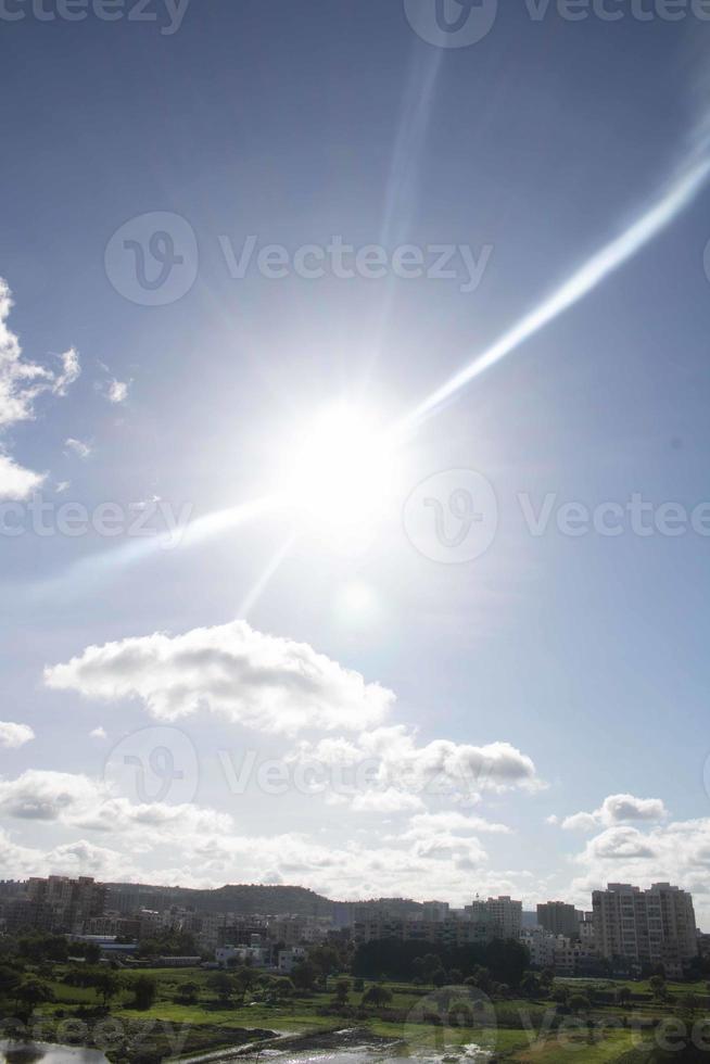 Luftwolken am blauen Himmel foto