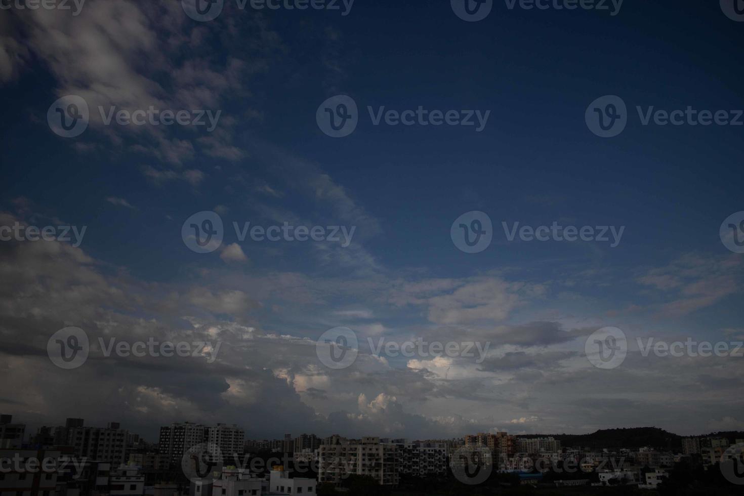 sommer blauer himmel wolkensteigung hellweißer hintergrund. schönheit klar bewölkt in sonnenschein ruhig hell winterluft hintergrund. düstere lebendige cyanfarbene landschaft in der umgebung tag horizont skyline blick frühlingswind foto