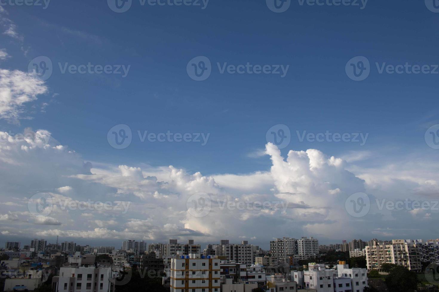 sommer blauer himmel wolkensteigung hellweißer hintergrund. schönheit klar bewölkt in sonnenschein ruhig hell winterluft hintergrund. düstere lebendige cyanfarbene landschaft in der umgebung tag horizont skyline blick frühlingswind foto