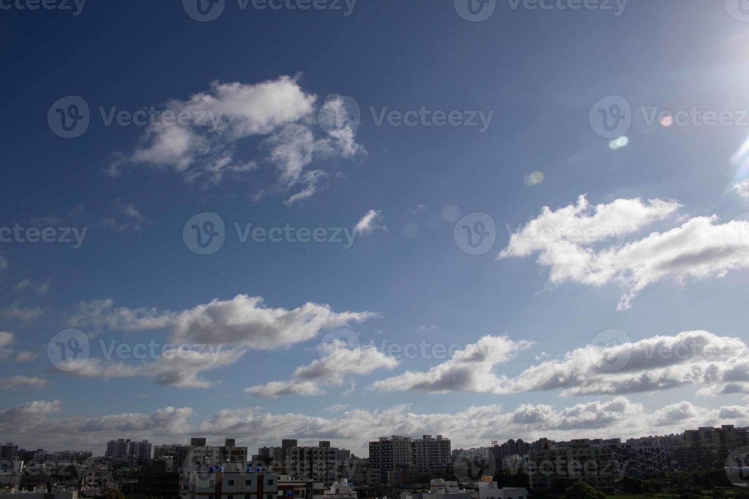 Luftwolken am blauen Himmel foto