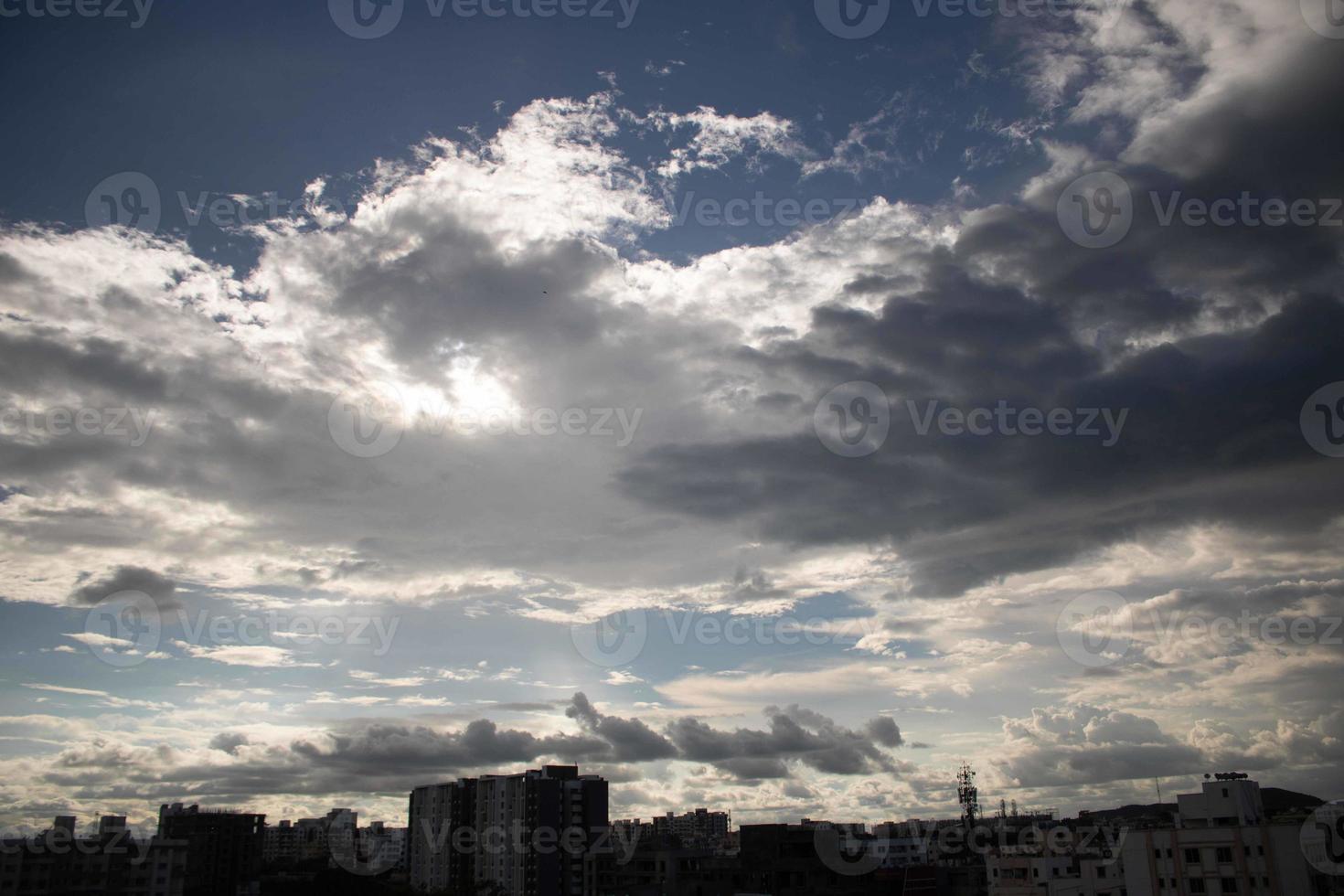 sommer blauer himmel wolkensteigung hellweißer hintergrund. schönheit klar bewölkt in sonnenschein ruhig hell winterluft hintergrund. düstere lebendige cyanfarbene landschaft in der umgebung tag horizont skyline blick frühlingswind foto