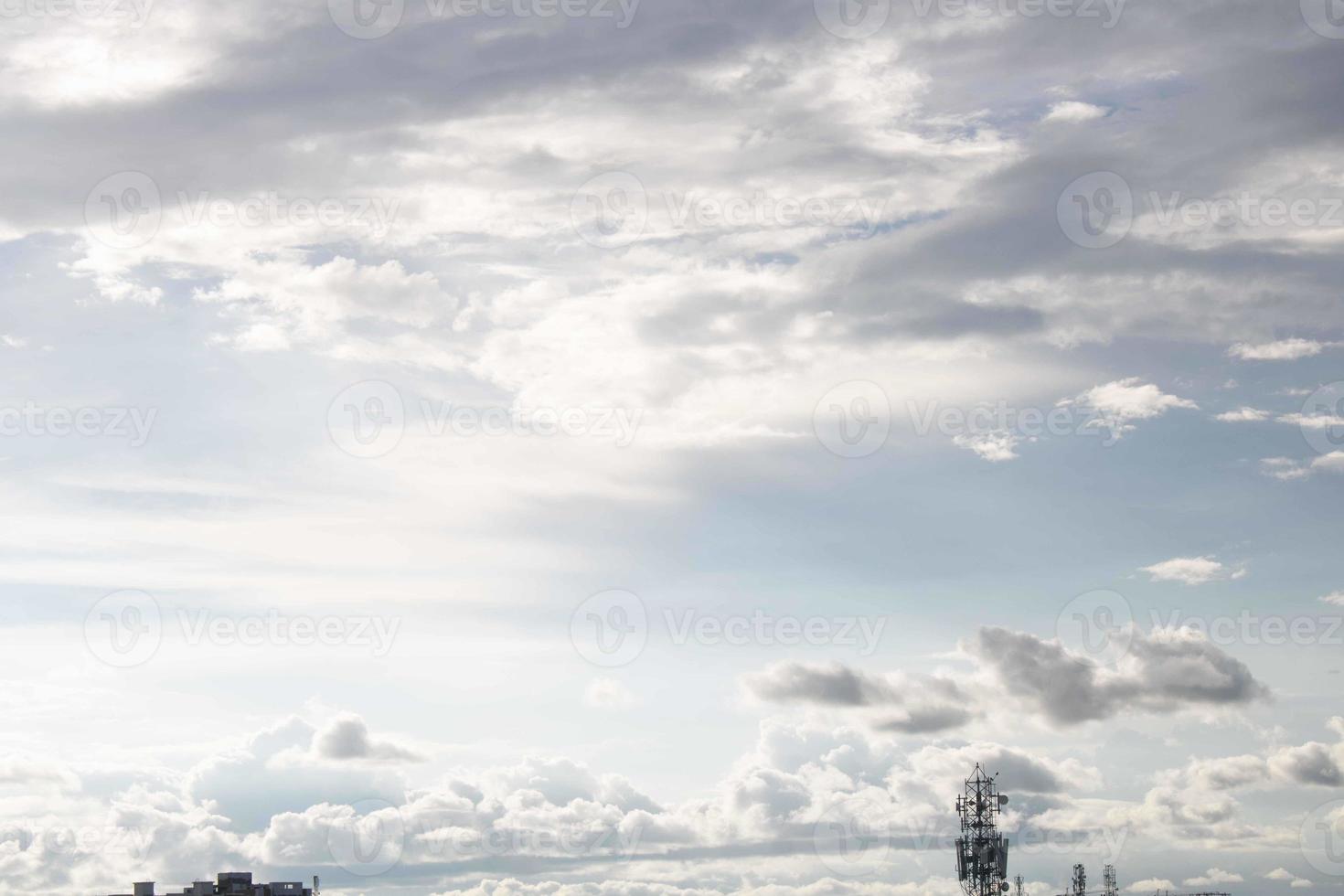 sommer blauer himmel wolkensteigung hellweißer hintergrund. schönheit klar bewölkt in sonnenschein ruhig hell winterluft hintergrund. düstere lebendige cyanfarbene landschaft in der umgebung tag horizont skyline blick frühlingswind foto