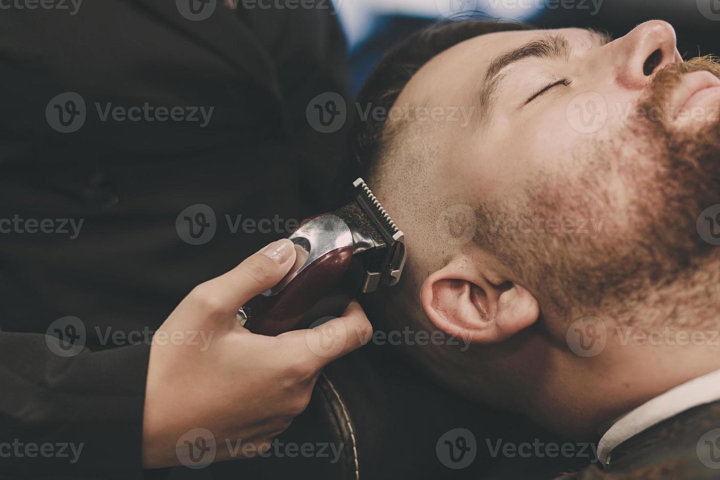 friseur schneidet haare von männern foto