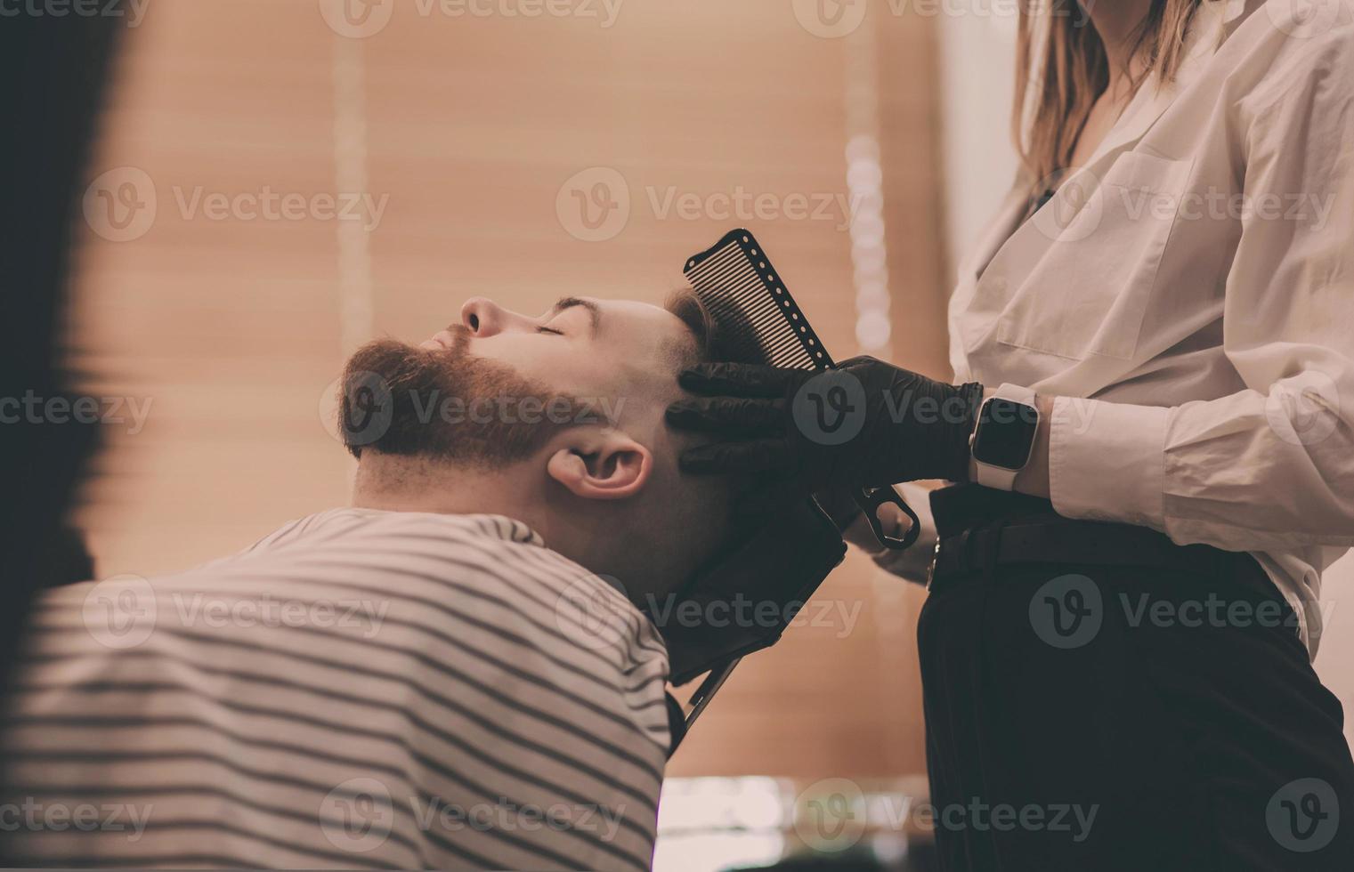 hübscher bärtiger mann im friseursalon. foto