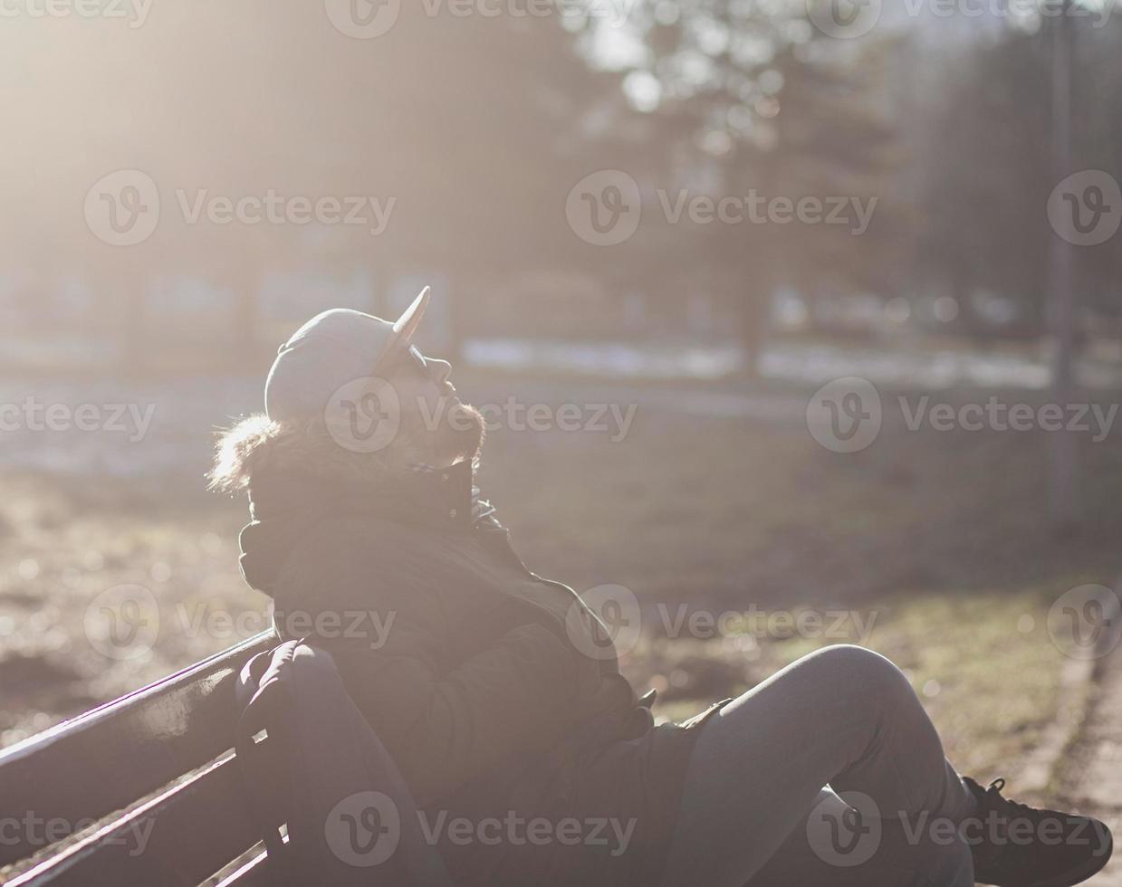 Porträt eines bärtigen Mannes mit Sonnenbrille foto