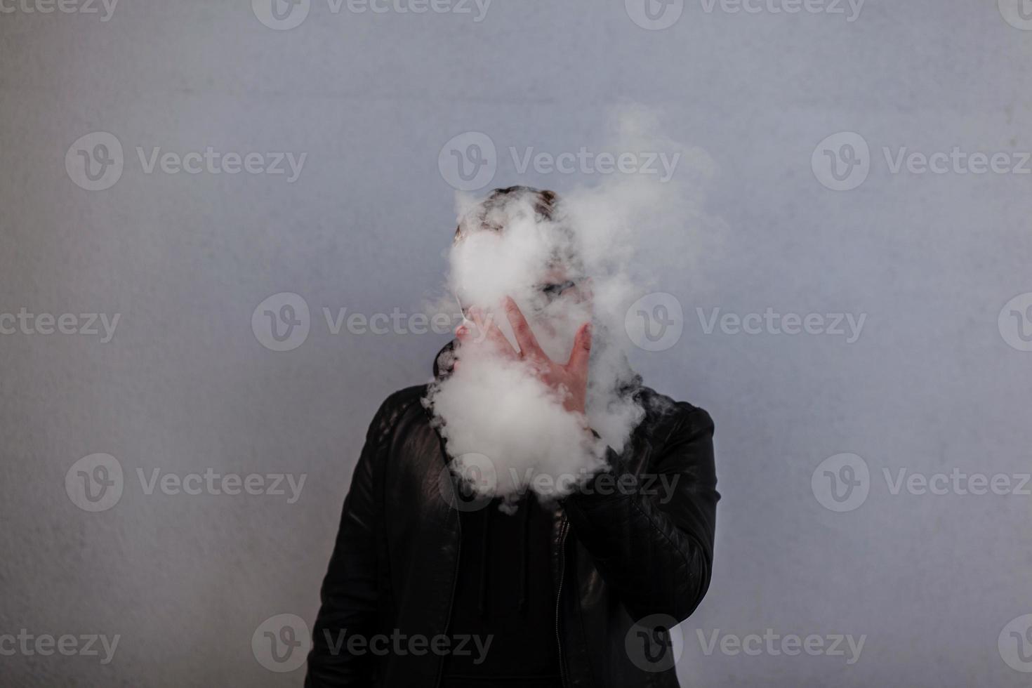 Mann, der einen umstrittenen Vape raucht foto