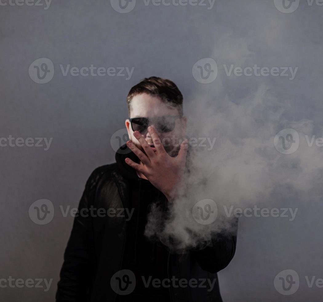 Hipster-Mann raucht Vape foto