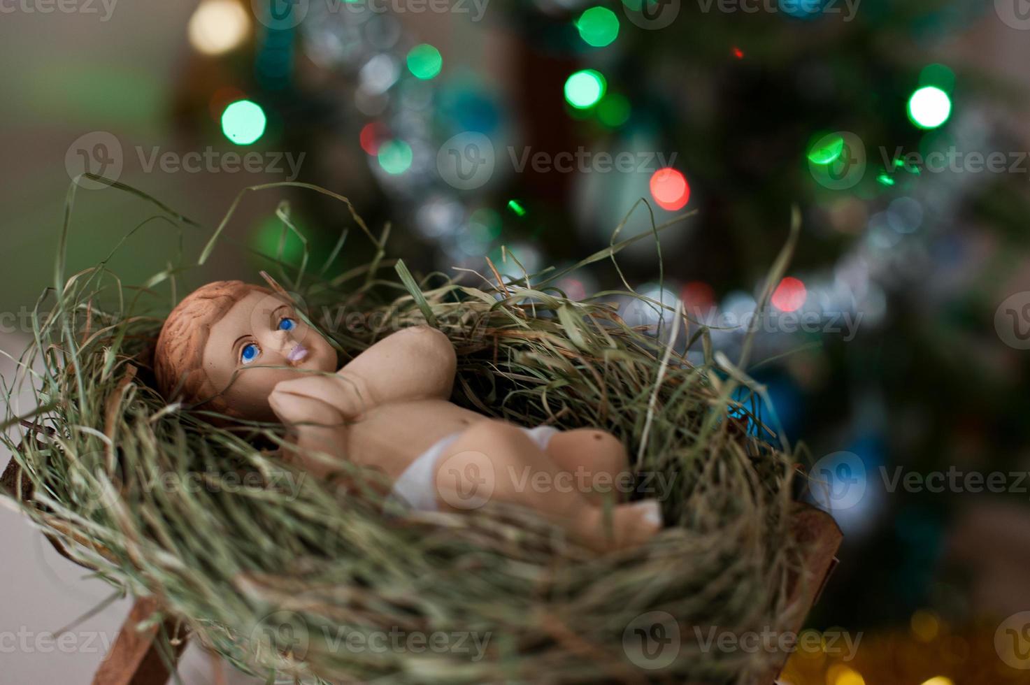 neugeborenes baby jesus christus als krippenfigur foto