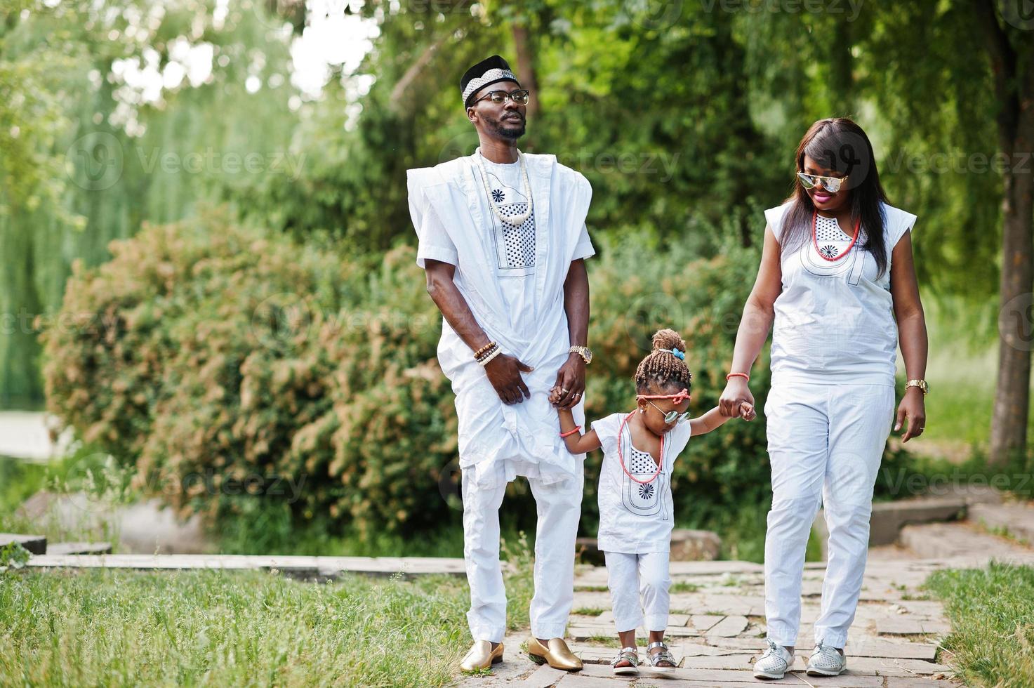 Afroamerikanische reiche Familie in weißer nigerianischer Nationalkleidung foto