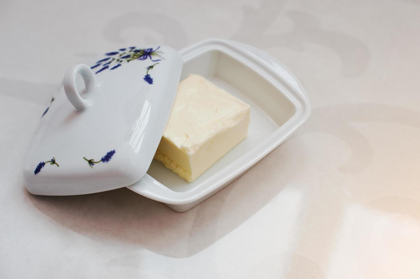 Butterdose aus Keramik mit Lavendel-Spica-Bild foto