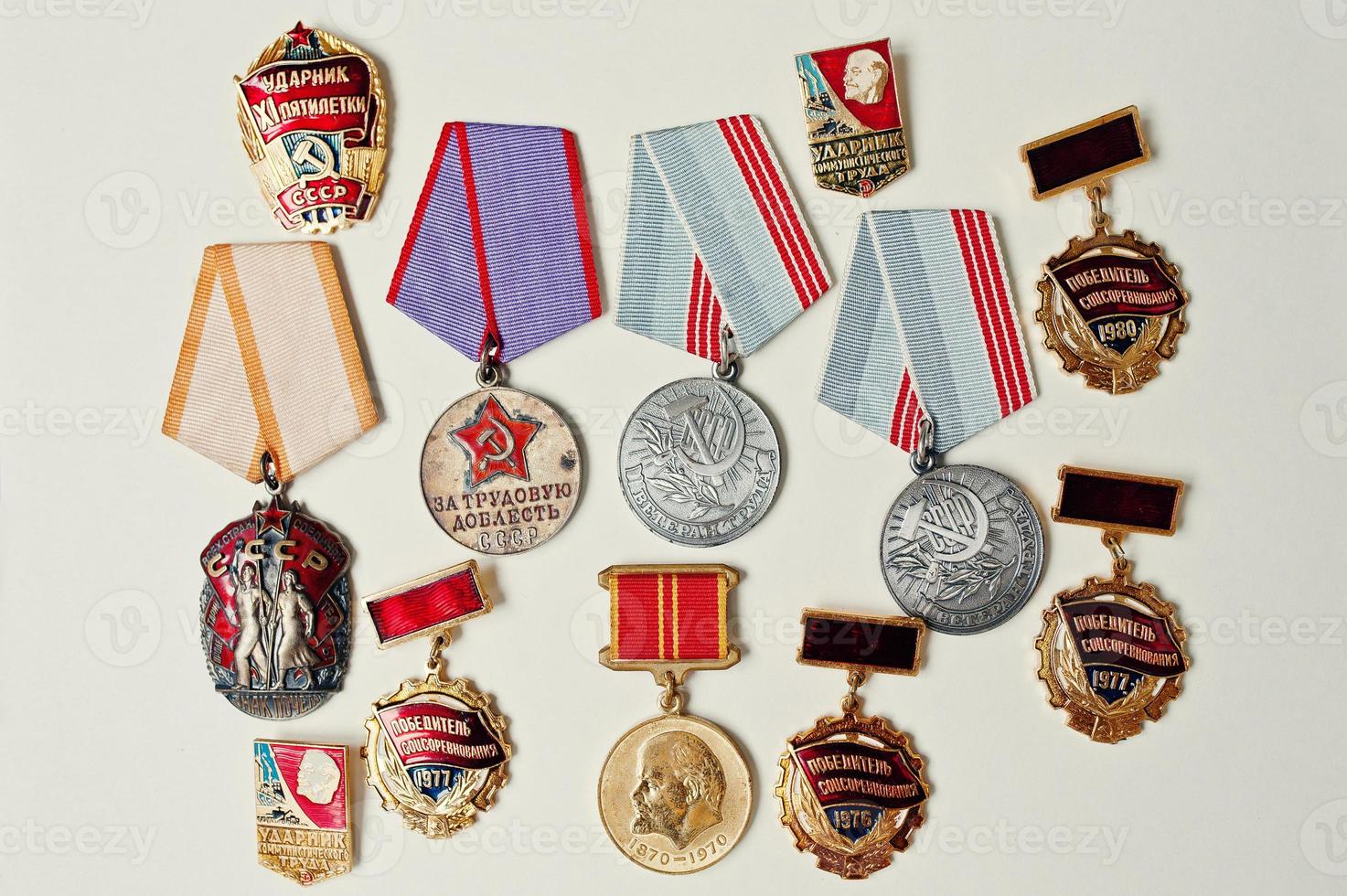 Satz verschiedener sowjetischer Medaillen auf weißem Hintergrund foto