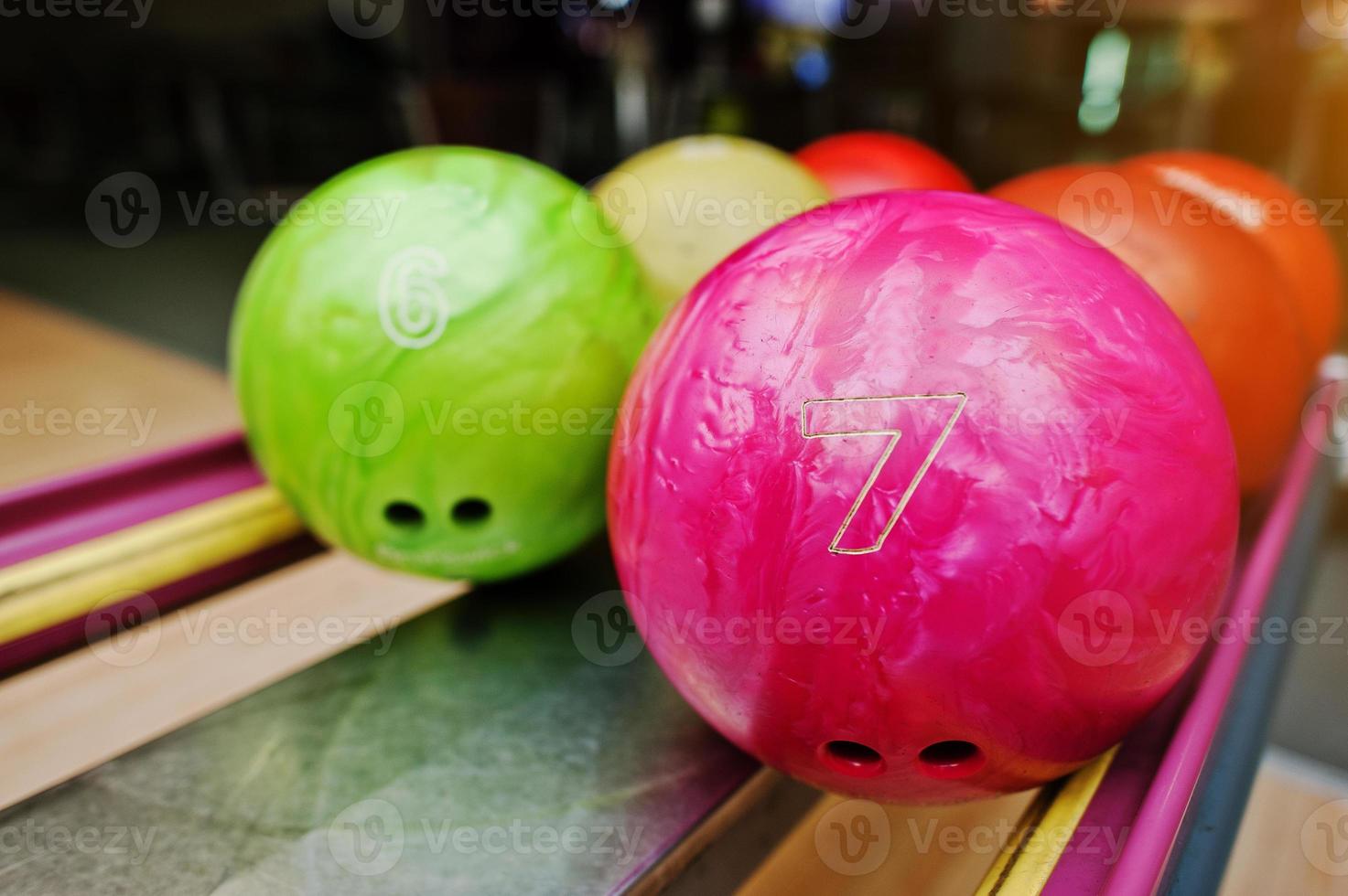 Zwei farbige Bowlingkugeln mit den Nummern 7 und 6. Kinderkugel zum Bowling foto