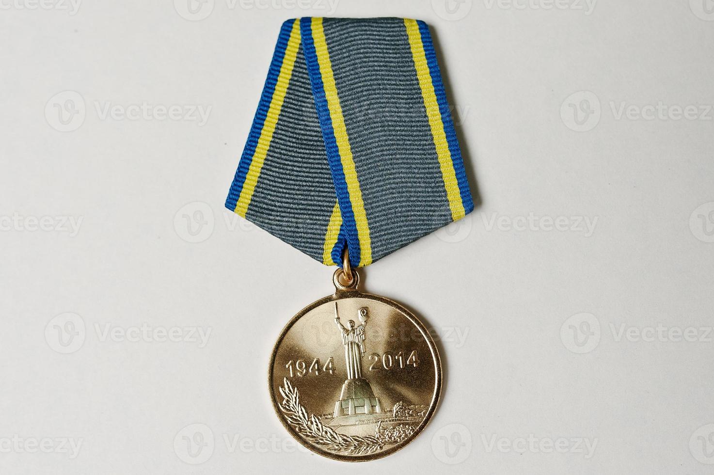 ukrainische Medaille 70. Kriegsjubiläum auf weißem Hintergrund foto