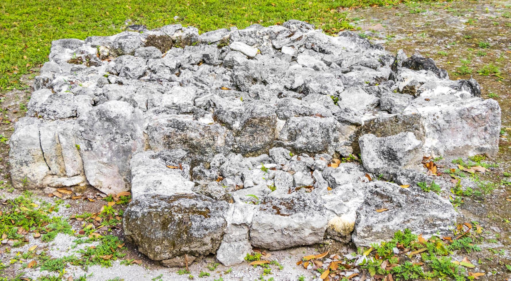 alte Maya-Stätte mit Tempelruinen Pyramidenartefakten Muyil Mexiko. foto