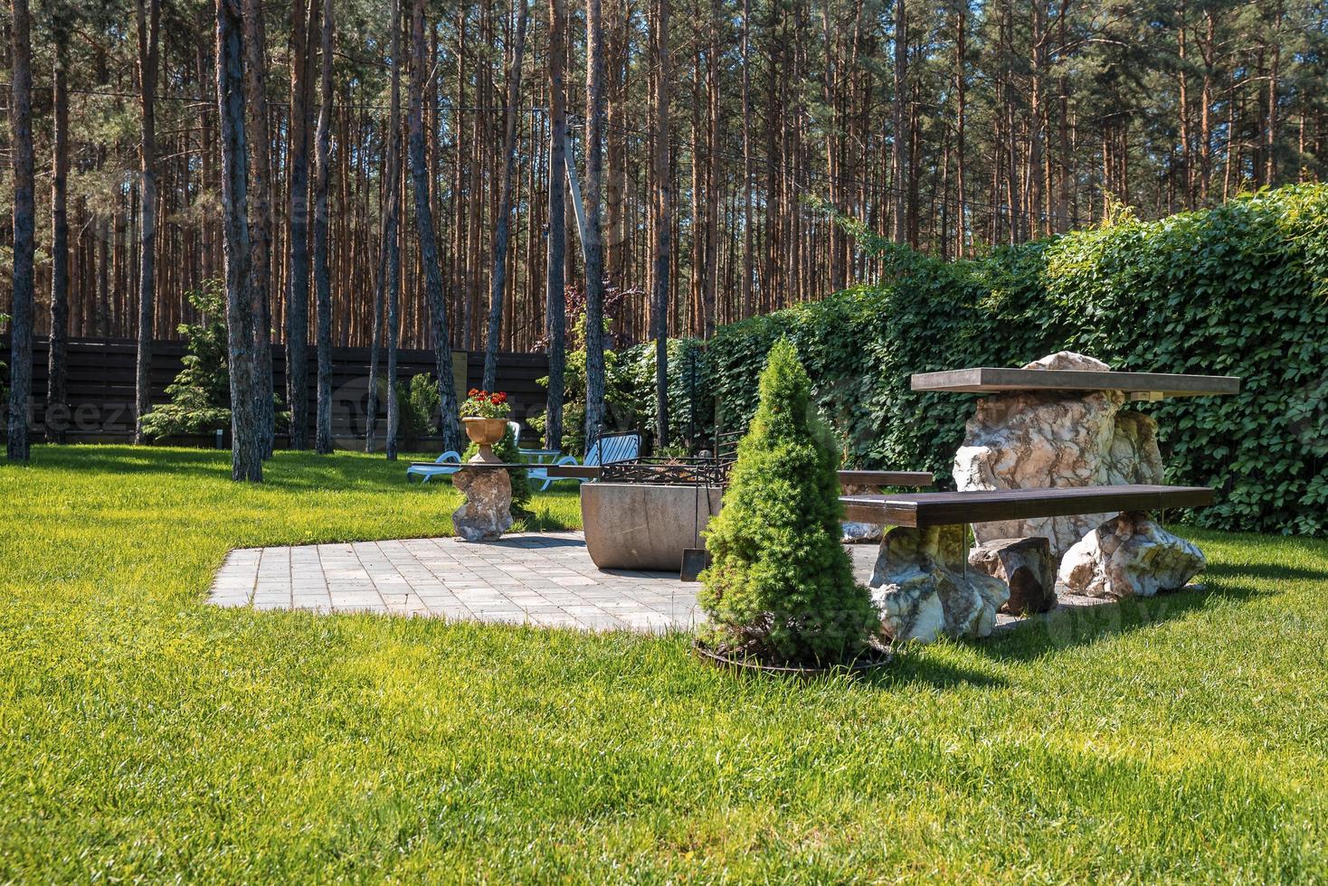 Bügeleisen Feuerstelle mit Bänken auf Steinpflaster im Garten Hinterhof foto