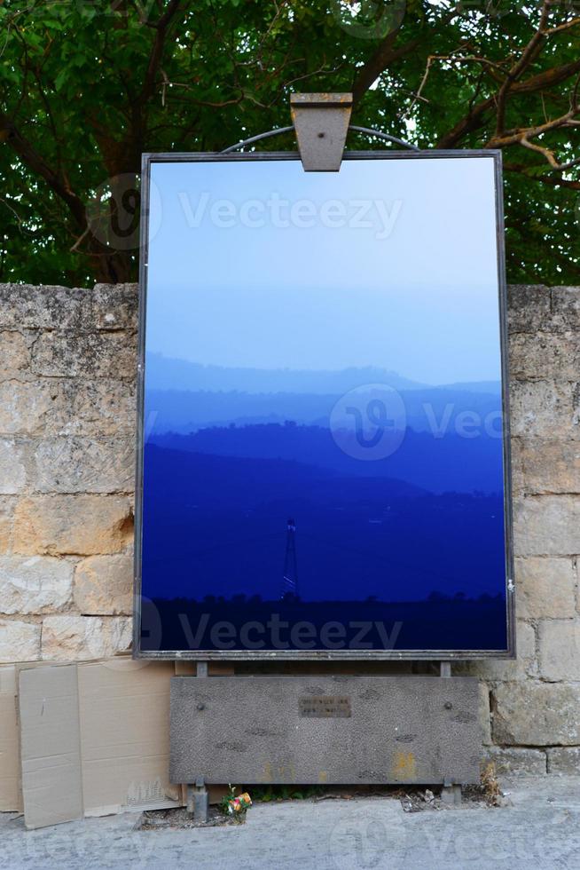 anschlagtafel für plakatposting. bergsommerlandschaft mit blauer farbsteigung von berggipfeln, hintergrund der naturreise im freien. foto