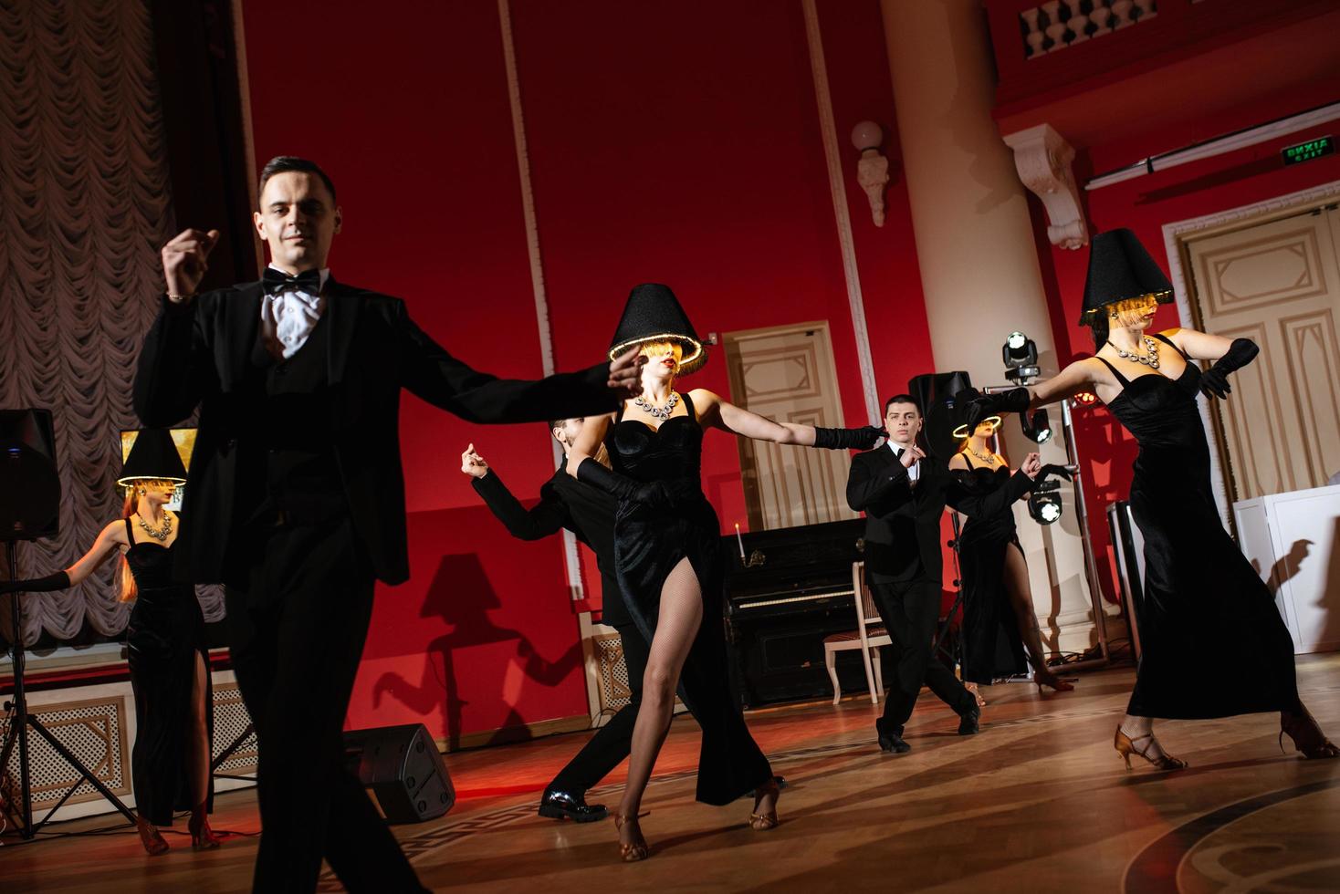 Aufführung eines Showballetts einer Tanzgruppe von Schauspielern foto