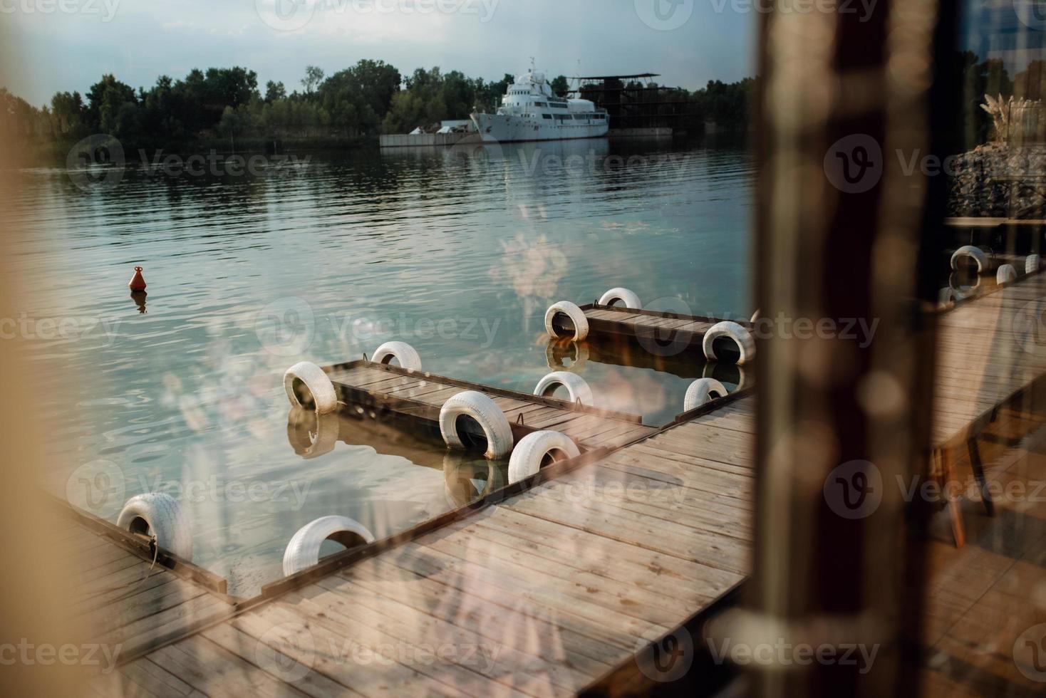 Blick auf das Wasser und die Seebrücke mit Panton foto