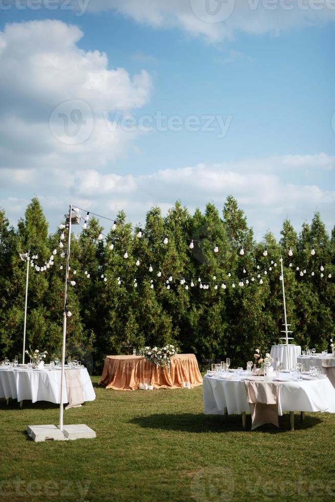 Bankett im Garten für eine Hochzeit foto