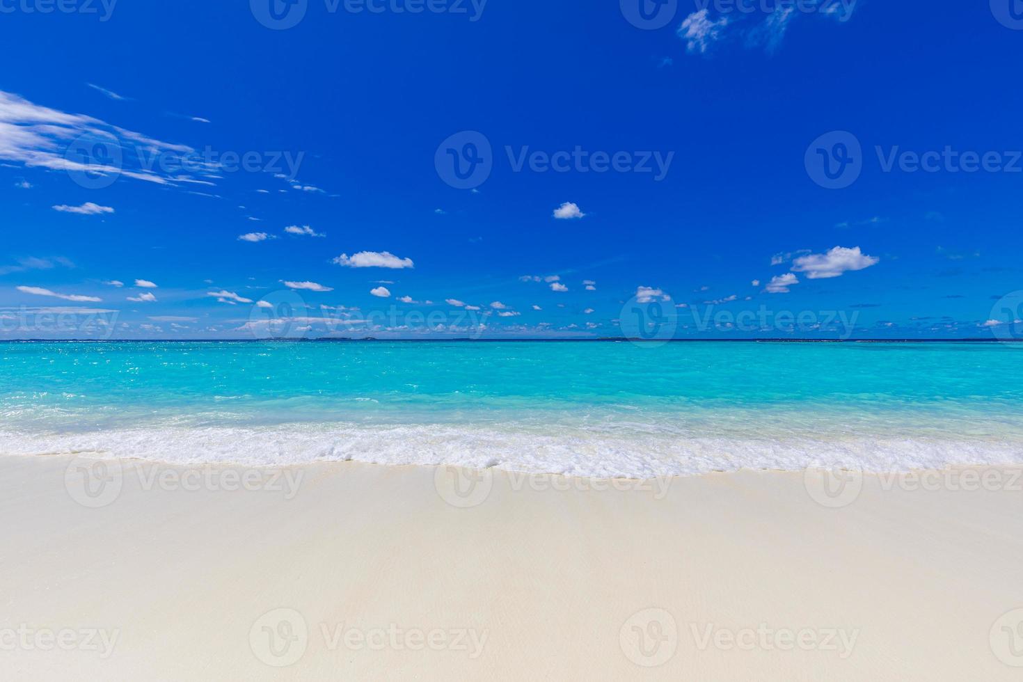 tropisches strandpanorama als sommerlandschaft und weißer sand und ruhiges meer für strandbanner. perfektes strandszenenurlaubs- und sommerferienkonzept. inselnatur, uferküste, meer foto