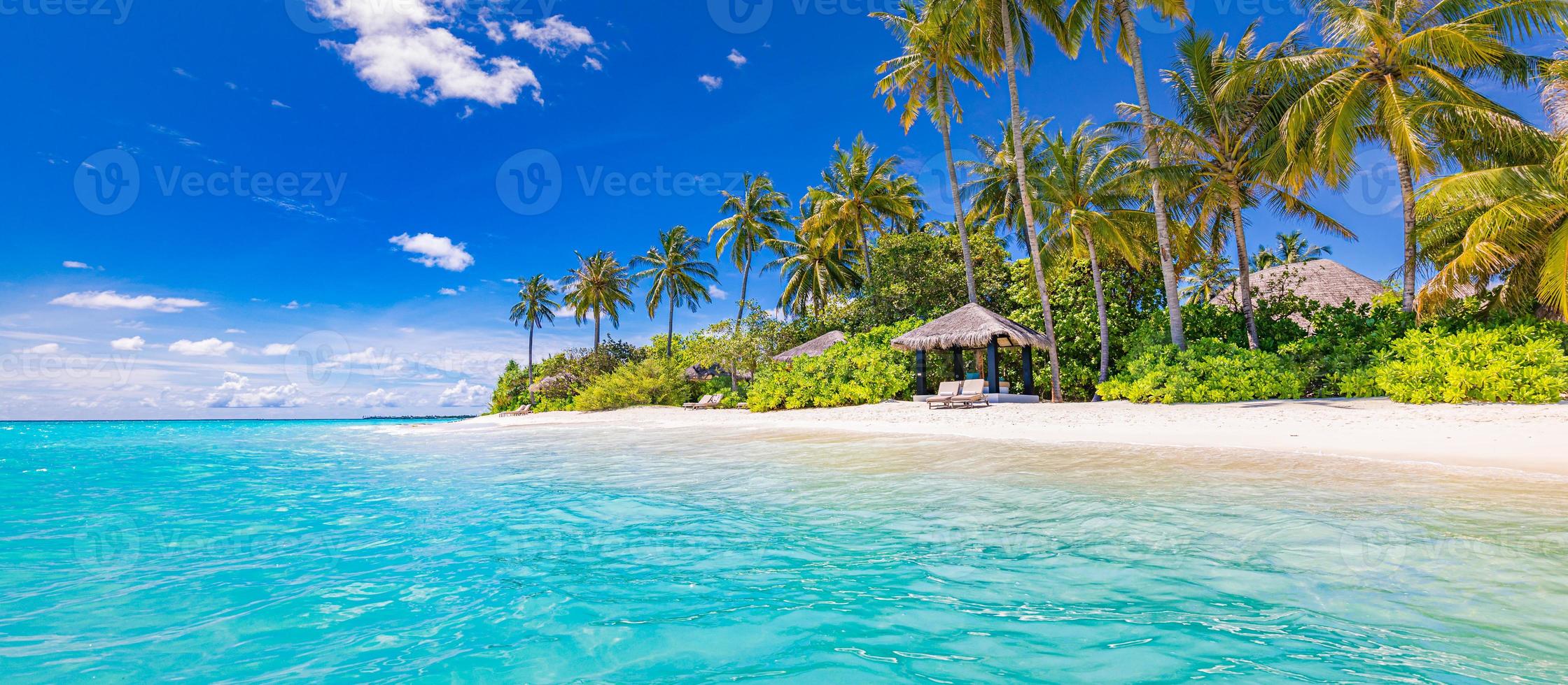 Tropical Resort Hotel Strandparadies. erstaunliche Natur, Küste, Ufer. sommerferien, reiseabenteuer. luxusurlaubslandschaft, atemberaubende ozeanlagune, blaue himmelpalmen. Entspannen Sie sich am idyllischen Strand foto